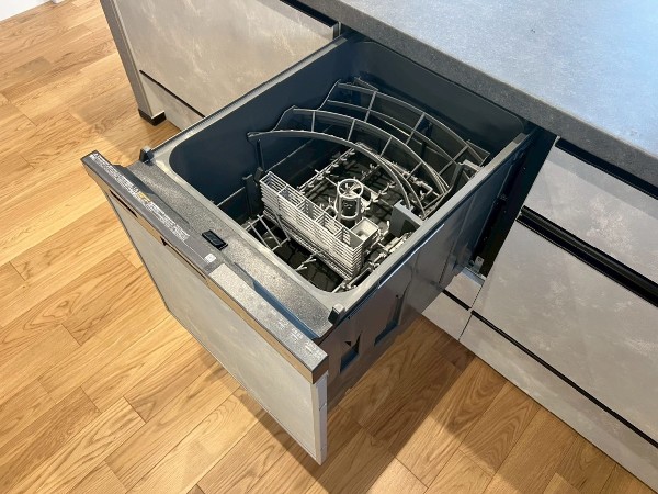 機能性とデザイン性を兼ね備えた嬉しいキッチン。食器洗乾燥機付きなので後片付け楽々。嬉しい浄水器も。