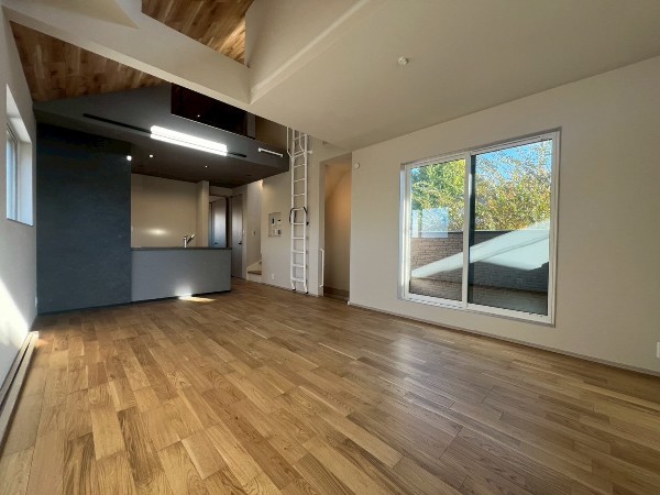 2階リビングは窓が多く日当り良好。人の目を気にせずに寛げます。窓を開ければバルコニーに繋がり開放的。