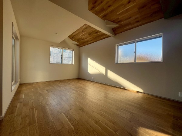 開放的な勾配天井リビングは、広々17帖。ゆとりがあり、族と過ごす時間を大切にしたい方にぴったりです。