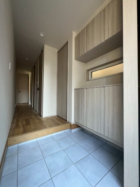 窓から自然光が射し込み訪れる人を心地よく迎え入れる玄関。写真を飾ったりインテリアも楽しめそうですね。