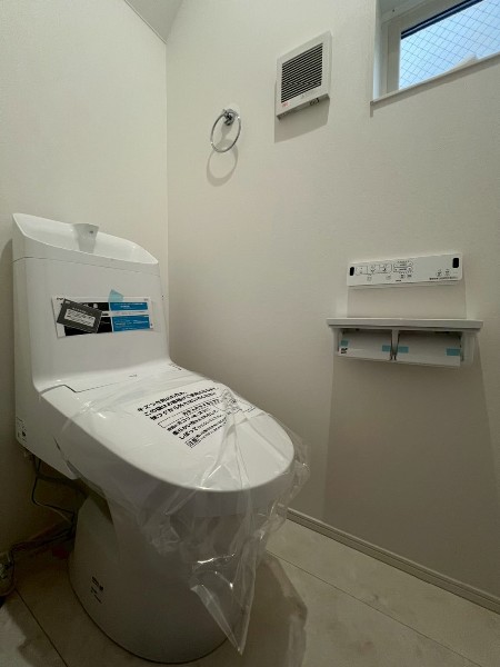窓があるので陽ざしが入り明るいトイレ。洗浄機能付き便座を標準装備しています。1階と2階にあります。