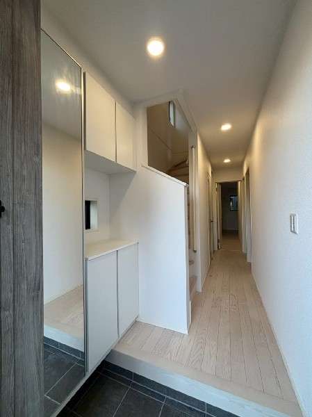 玄関収納はコの字型で棚があるので、写真や絵を飾ったりなど自分好みのインテリアを楽しめそうです。