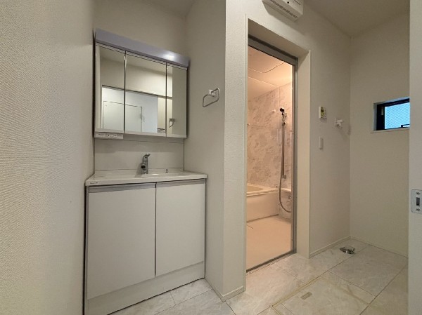 窓付で光が入り明るい洗面室。収納力と機能性に優れた洗面台で、毎朝の身支度が気持ちよく出来そうですね。