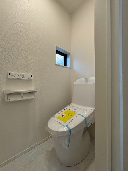 窓があるので陽ざしが入り明るいトイレ。洗浄機能付き便座を標準装備しています。1階と2階にあります。