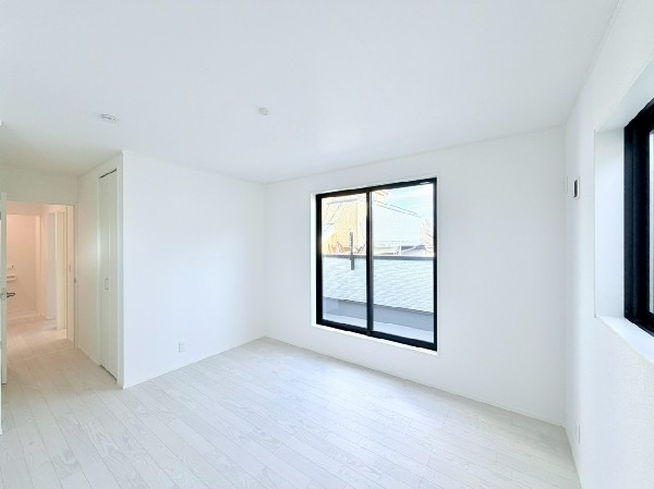 2面採光でお部屋の隅々まで明るい印象の居室。バルコニーにも出られて、爽やかな風をたっぷりと取り込めます。