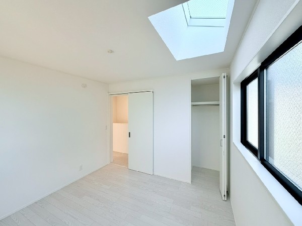 全居室に収納を完備。季節物のお洋服などもしっかりと整理整頓出来ます。居室空間を隅々まで使えるのが嬉しいですね。