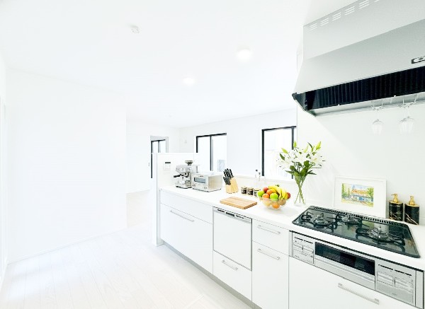 リビングのお子様を見守りながらお料理が出来る対面キッチン。ご家族との会話が弾みます。食器洗乾燥機付。