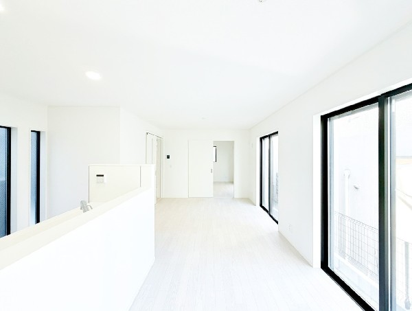 明るいＬＤＫがご家族団欒の時を作ります。リビングに隣接する5.11帖洋室の扉を開ければさらに広く使えます。