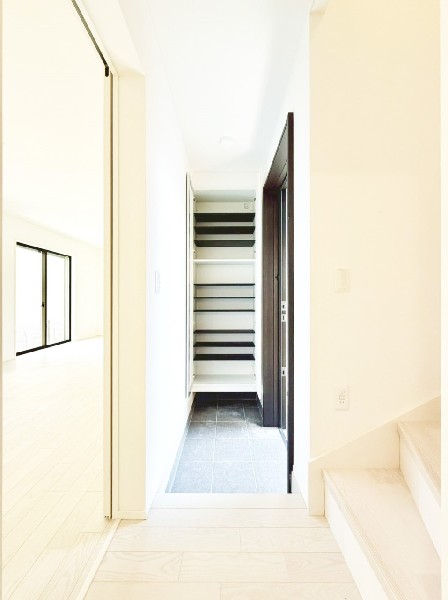 階段のある玄関。リビングと2階がドアや壁で区切られるため冷暖房効率がよくなり、光熱費の節約にも◎