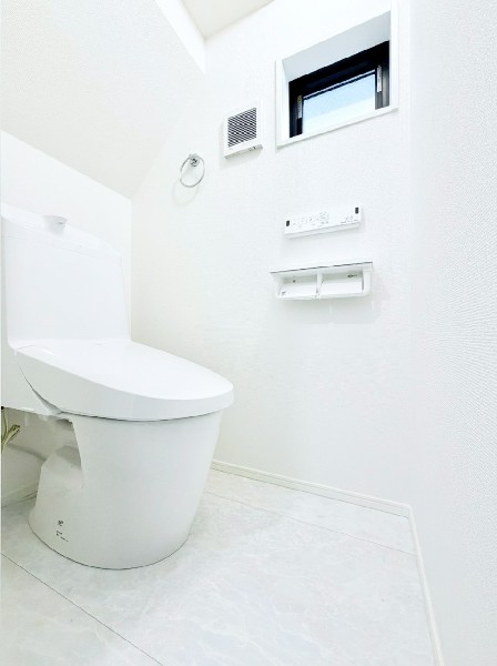 窓があるので陽ざしが入り明るいトイレ。洗浄機能付き便座を標準装備しています。1階と2階にあります。