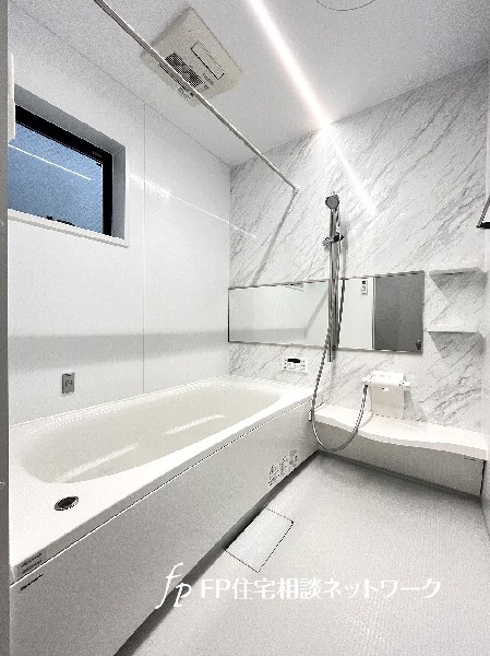 ゆったり入れる1坪タイプの浴室。花粉が気になる季節や雨天時のお洗濯に便利な浴室換気乾燥暖房機付です。