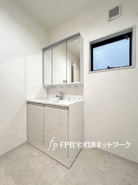 鏡の裏に収納棚を確保した三面鏡を採用。化粧品や歯ブラシなどを機能的に収納し、朝の身支度も快適です。