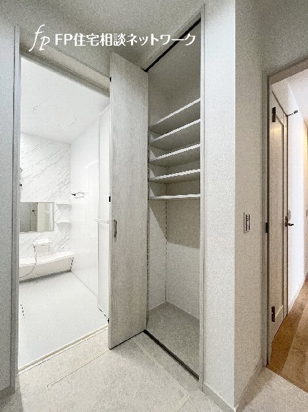 洗面室には便利な備え付けの可動棚付き。タオル類やドライヤー、メイク道具などもすっきり片付きます。