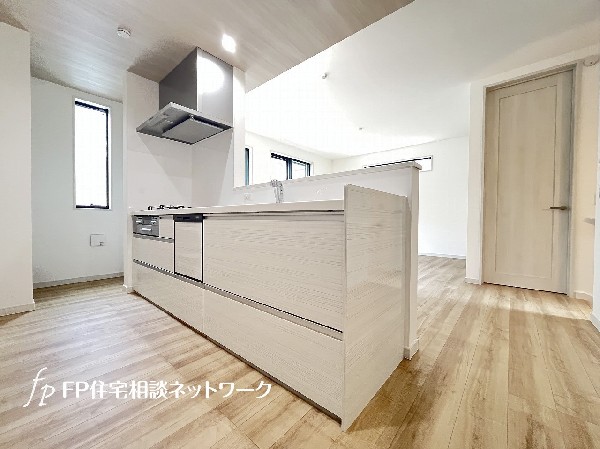 リビングのお子様を見守りながらお料理が出来る対面タイプのキッチン。ご家族との会話がはずみます。