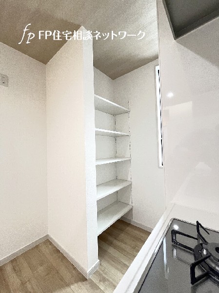 ストック食材や調理家電の収納に便利なパントリー付き。お水や非常食などの備蓄庫としても活躍しそうです。