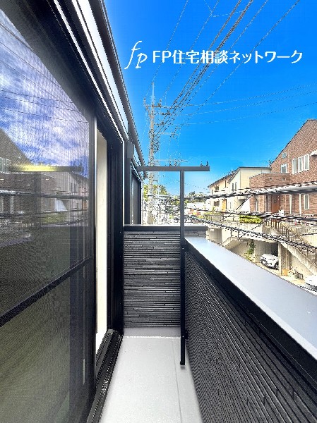 リビングに繋がるバルコニー。明るい光と爽やかな風を室内にたくさん取り込むことが出来そうです。