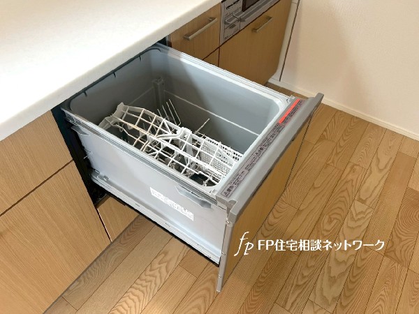 機能性とデザイン性を兼ね備えた嬉しいキッチン。食器洗乾燥機付きなので後片付け楽々。嬉しい浄水器も。