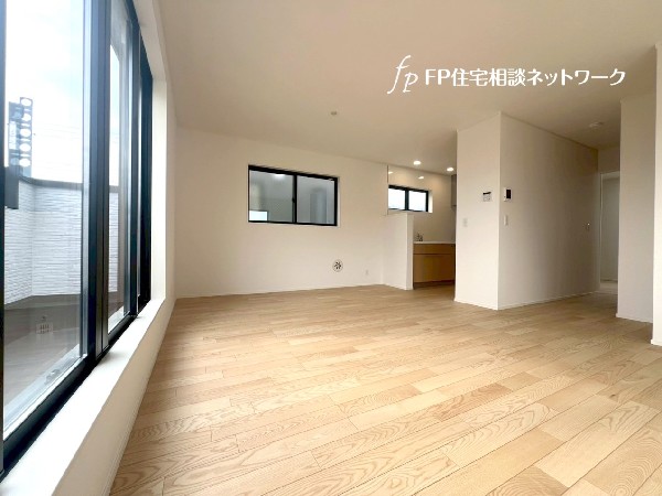 2階リビングは窓が多く日当り良好。人の目を気にせずに寛げます。窓を開ければバルコニーに繋がり開放的。