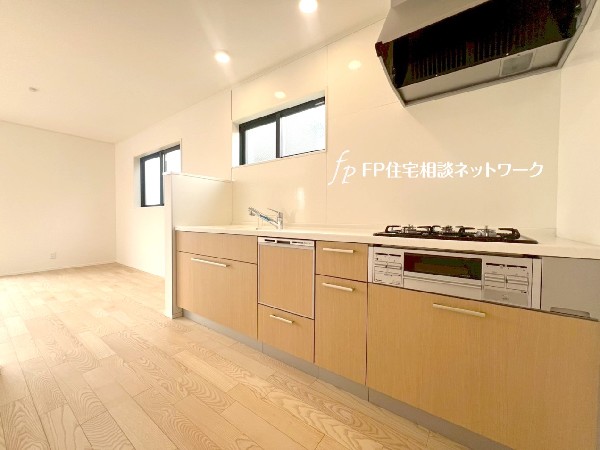 料理に集中したい方におすすめの半独立キッチン。匂いや煙がリビングに広がりません。窓付で明るいキッチンです。