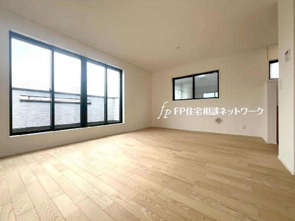 なにかと物が溢れがちなリビングに嬉しい収納付。お子様の勉強道具や、書類関係などもすっきり片付きます。