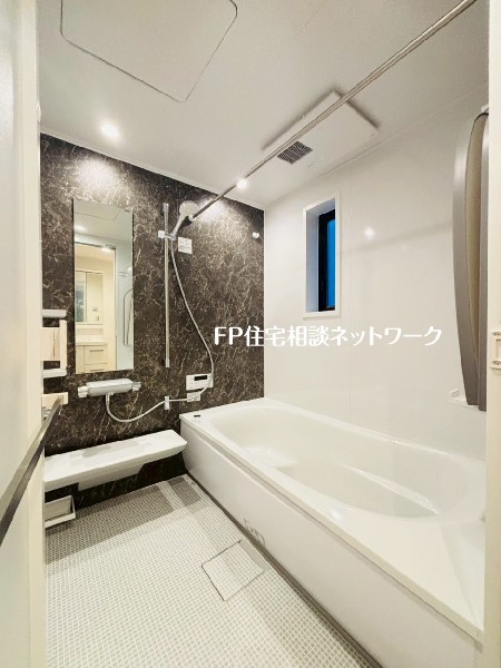 ゆったり入れる1坪タイプの浴室。花粉が気になる季節や雨天時のお洗濯に便利な浴室換気乾燥暖房機付です。