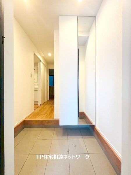 天井までの玄関収納付で、家族の履物が多くても安心。出勤前の身支度チェックに欠かせないミラー扉付です。