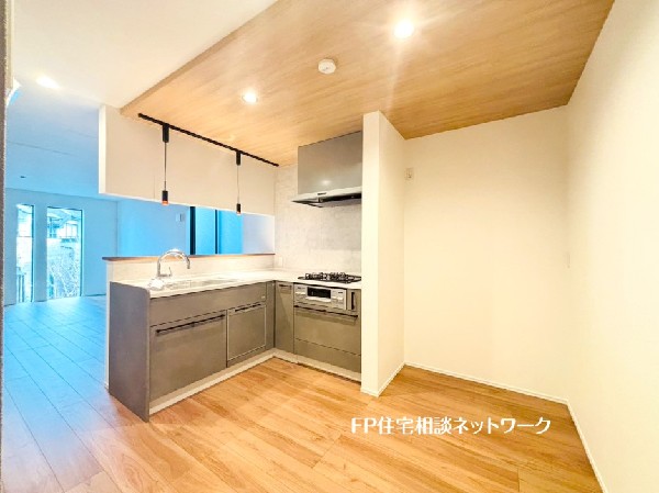 家事動線の良いL型キッチンでお料理ラクラク。半クローズドタイプなので料理の匂いも気になりません。