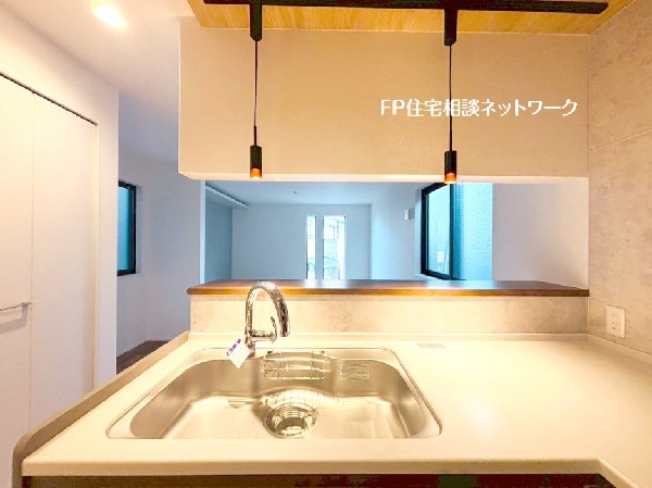 リビングのお子様を見守りながらお料理が出来る対面式カウンターキッチン。ご家族との会話がはずみます。