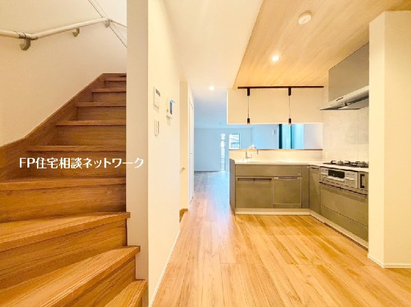 上下階へ移動する際に必ずリビングを通る構造のリビングイン階段。自然とご家族との交流が生まれます。