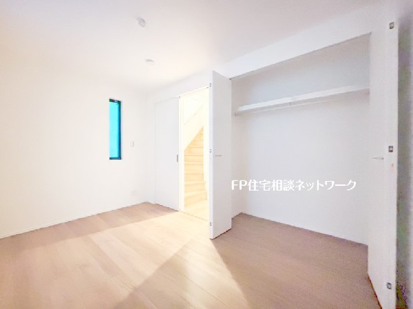 全居室に収納を完備。季節物のお洋服などもしっかりと収納し、居室空間を隅々まで使えるのが嬉しいですね。