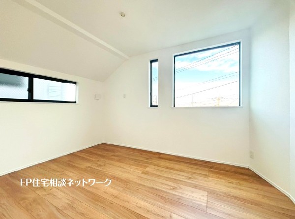 2面採光でお部屋の隅々まで明るい印象の居室。おひさまの光と爽やかな風をたっぷりと取り込めます。