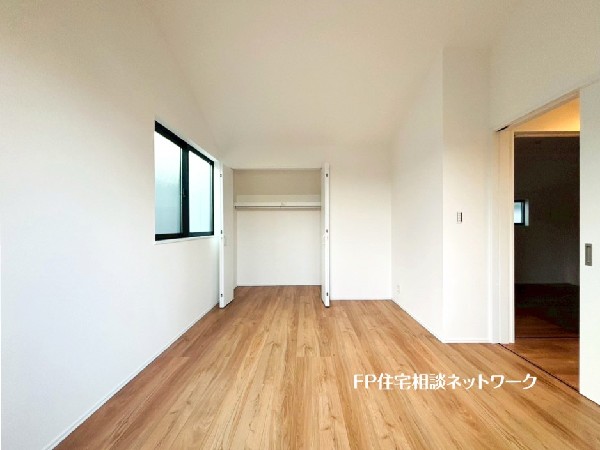 全居室に収納を完備。季節物のお洋服などもしっかりと収納し、居室空間を隅々まで使えるのが嬉しいですね。