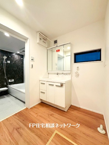 鏡の裏に収納棚を確保した三面鏡を採用。化粧品や歯ブラシなどを機能的に収納し、朝の身支度も快適です。