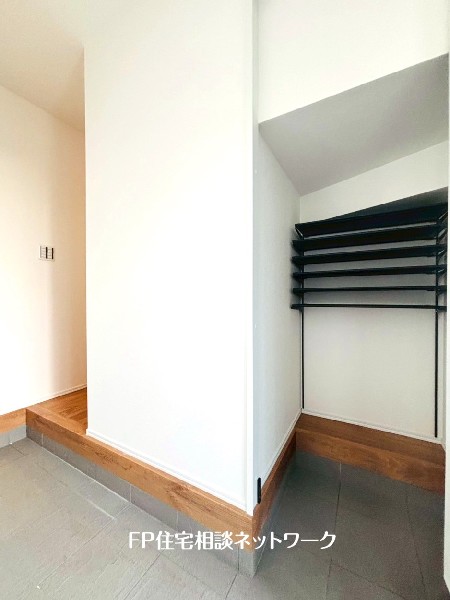 玄関には下駄箱とは別にシューズインクローゼットを完備。カー用品やアウトドアグッズなどもスッキリ収納。