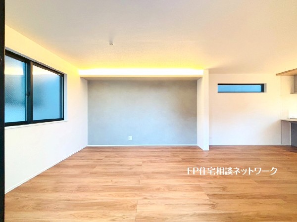 リビングにアクセントクロスと間接照明を取り入れ、より一層お洒落に空間に。家具を置くのが楽しみですね。