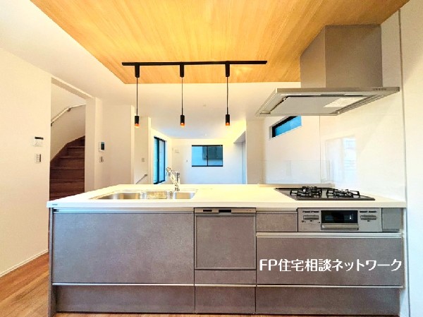 機能性とデザイン性を兼ね備えた嬉しいキッチン。食器洗乾燥機付きなので後片付け楽々。嬉しい浄水器も。