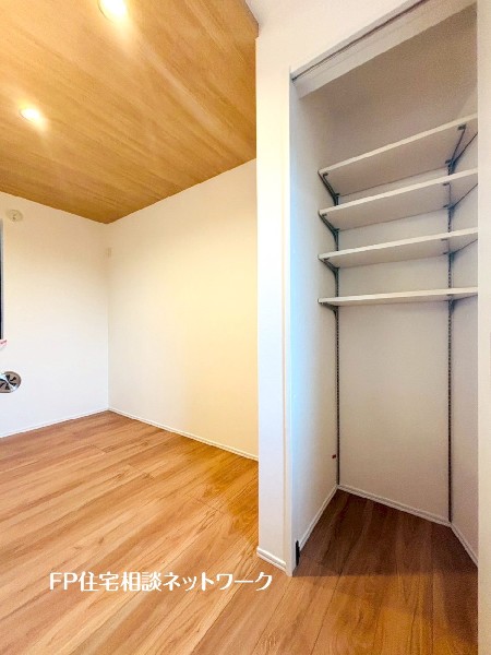 ストック食材や調理家電の収納に便利なパントリー付きです。お水や非常食などの備蓄庫としても活躍します。