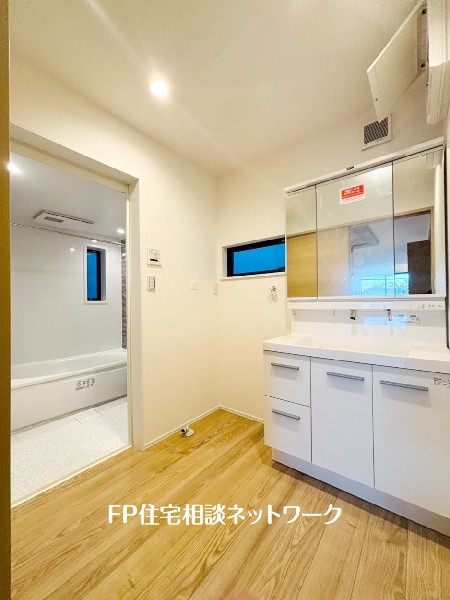 鏡の裏に収納棚を確保した三面鏡を採用。化粧品や歯ブラシなどを機能的に収納し、朝の身支度も快適です。