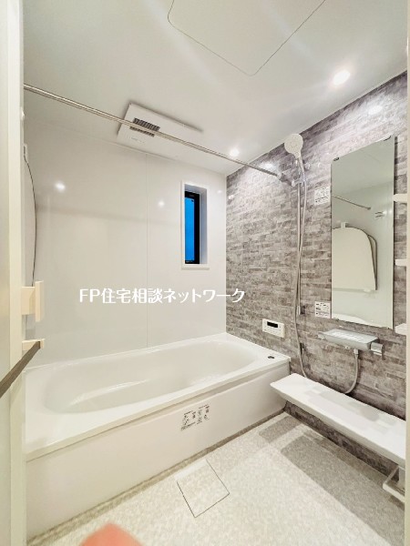 ゆったり入れる1坪タイプの浴室。花粉が気になる季節や雨天時のお洗濯に便利な浴室換気乾燥暖房機付です。