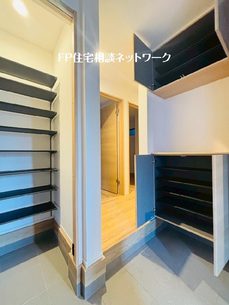 玄関には下駄箱とは別にシューズインクローゼットを完備。カー用品やアウトドアグッズなどもスッキリ収納。