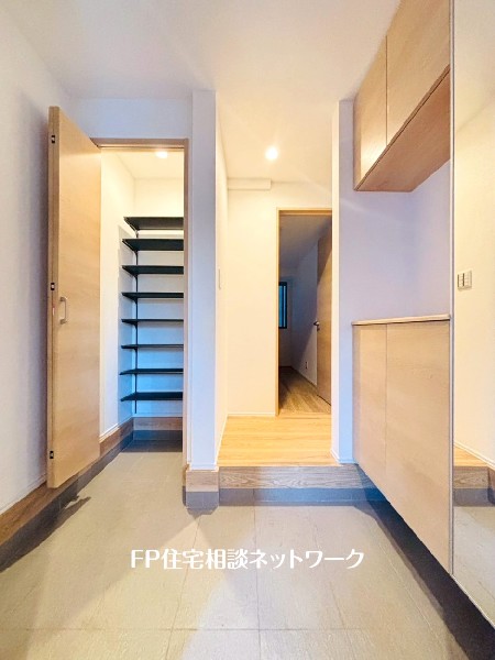 玄関ホールがスッキリ広々としていると、帰る時も出掛ける時も気持ちが良い。お客様にも好印象を与えます。