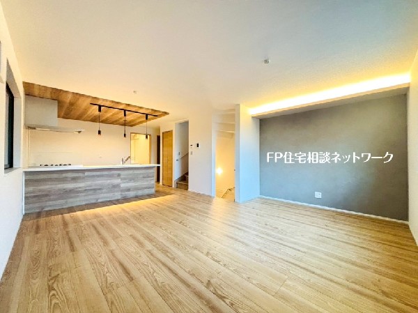 リビングにアクセントクロスと間接照明を取り入れ、より一層お洒落に空間に。家具を置くのが楽しみですね。