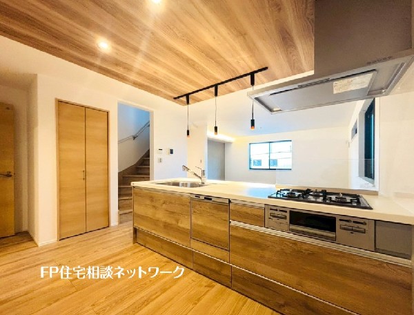 対面タイプのキッチンは出来上がったお料理をお子様が運ぶなど、お手伝いの機会も増えそうですね。