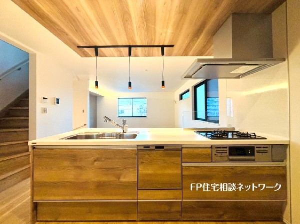 機能性とデザイン性を兼ね備えた嬉しいキッチン。食器洗乾燥機付きなので後片付け楽々。嬉しい浄水器も。