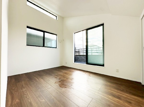 光を取り込みやすい2面採光の居室は日当たり良好。クローゼット完備で収納スペースも充分です。