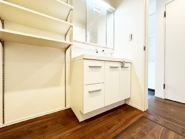 ゆとりの洗面スペースで朝の身支度も快適に。可動棚付きの収納があり、タオルや洗剤などもすっきり収納○