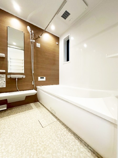 ゆったり入れる1坪タイプの浴室。花粉が気になる季節や雨天時のお洗濯に便利な浴室換気乾燥暖房機付です。