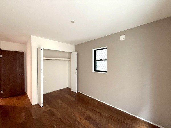 全室にクローゼットを完備しています。収納スペースを上手に使ってすっきりと快適な生活を送れます。