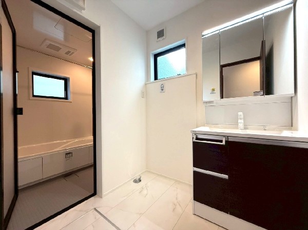 鏡の裏に収納棚を確保した三面鏡を採用。化粧品や歯ブラシなどを機能的に収納し、朝の身支度も快適です。