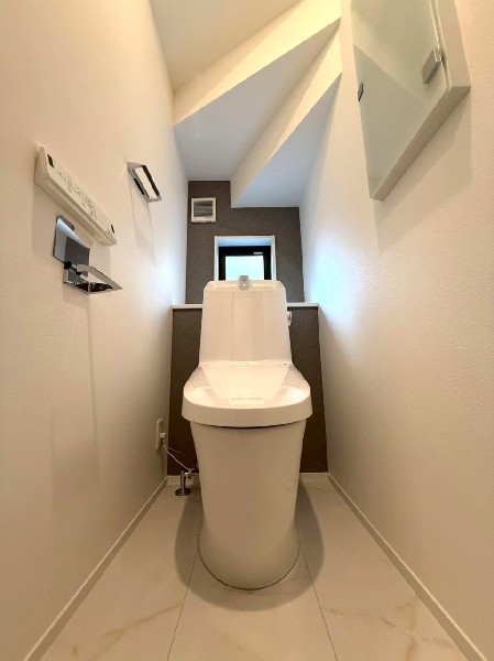 トイレは1階と2階に2カ所あります。朝の忙しい時間も慌てることなく使用できるので助かりますね。